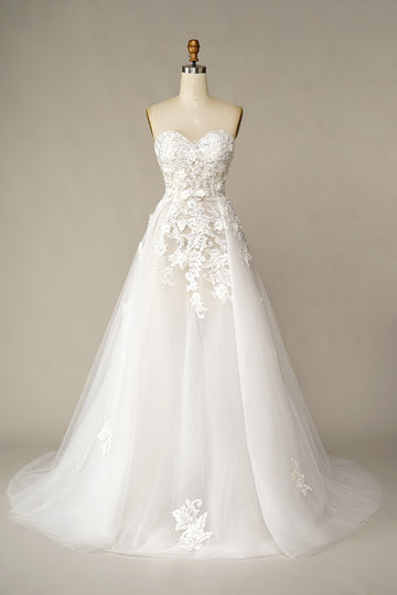 Un vestido de novia de línea con apliques